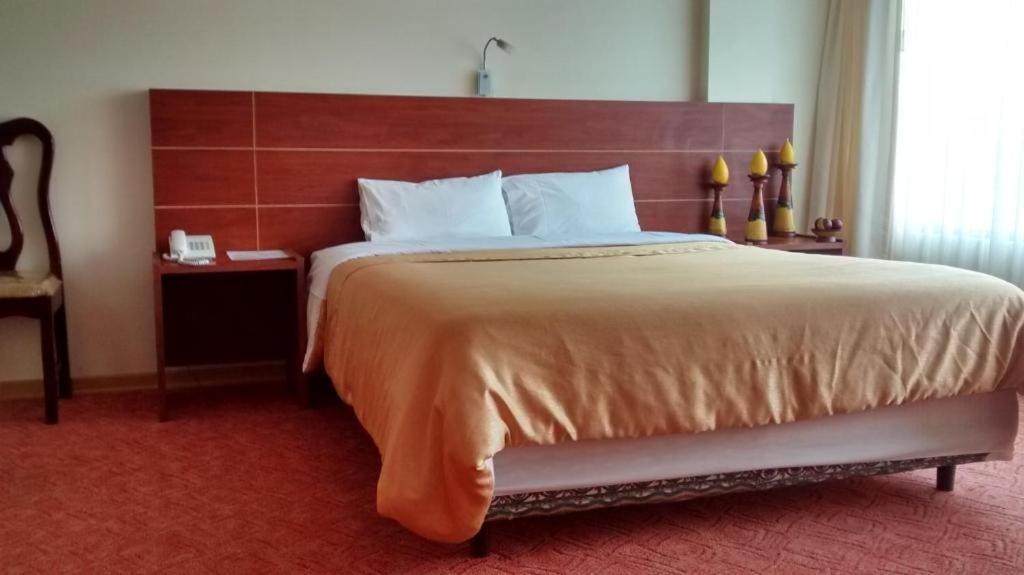 Hotel Flor De Los Andes Tulcan Bagian luar foto