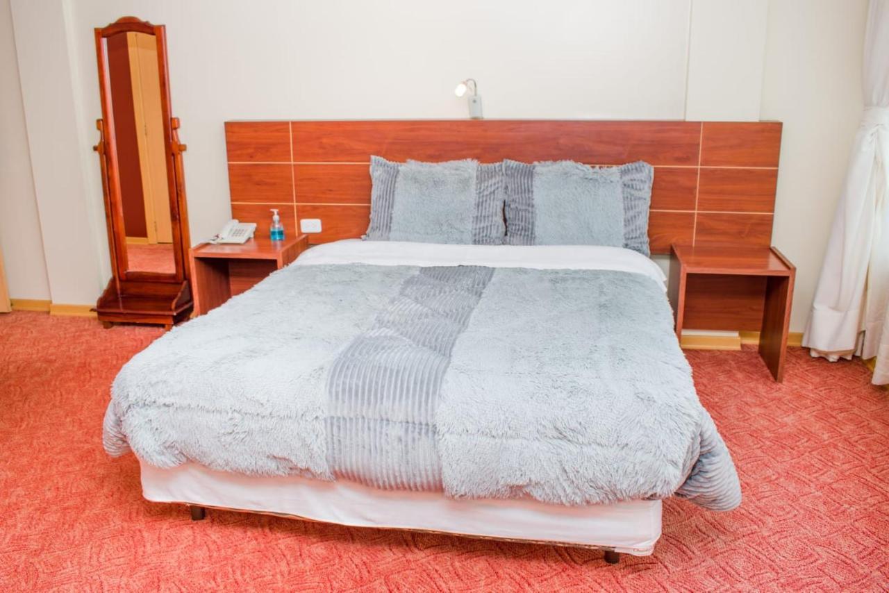 Hotel Flor De Los Andes Tulcan Bagian luar foto