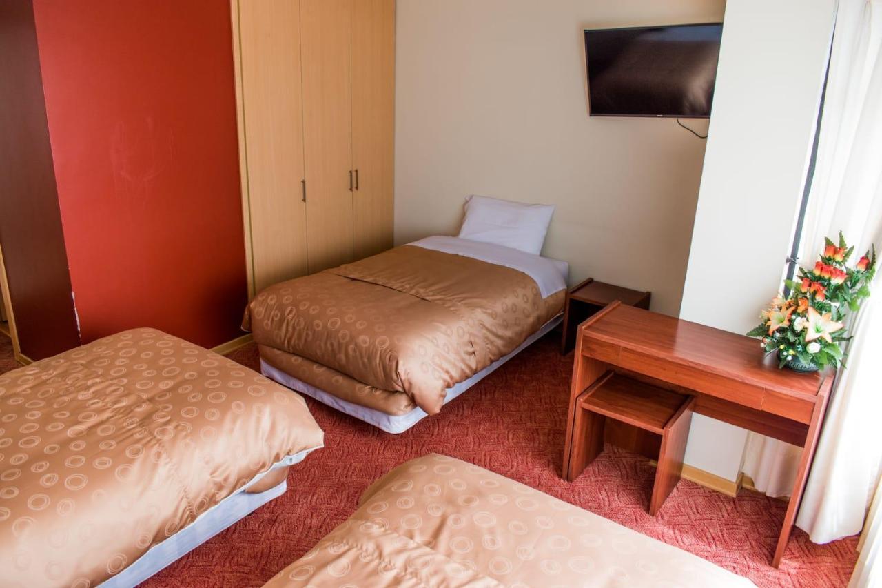 Hotel Flor De Los Andes Tulcan Bagian luar foto
