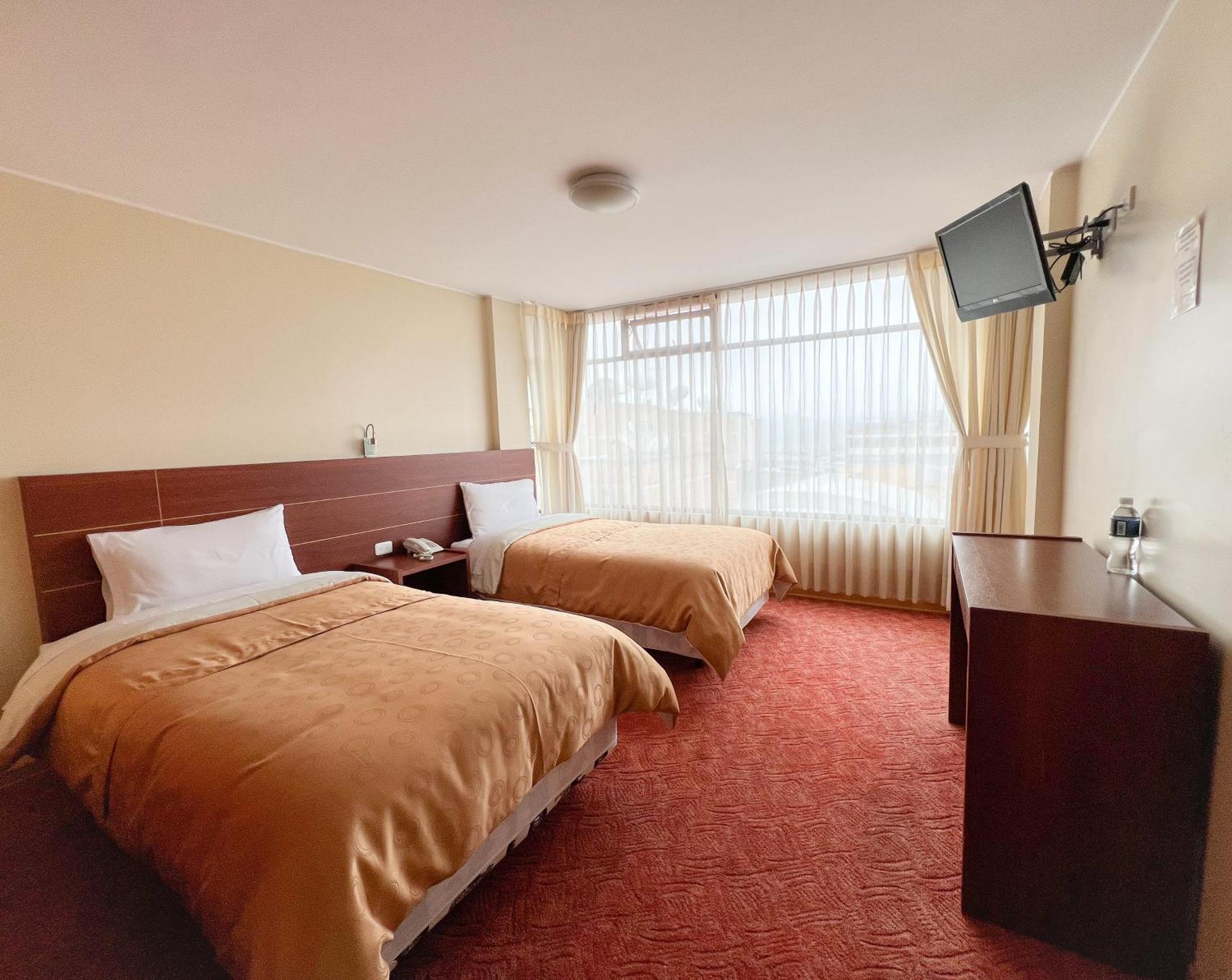Hotel Flor De Los Andes Tulcan Bagian luar foto