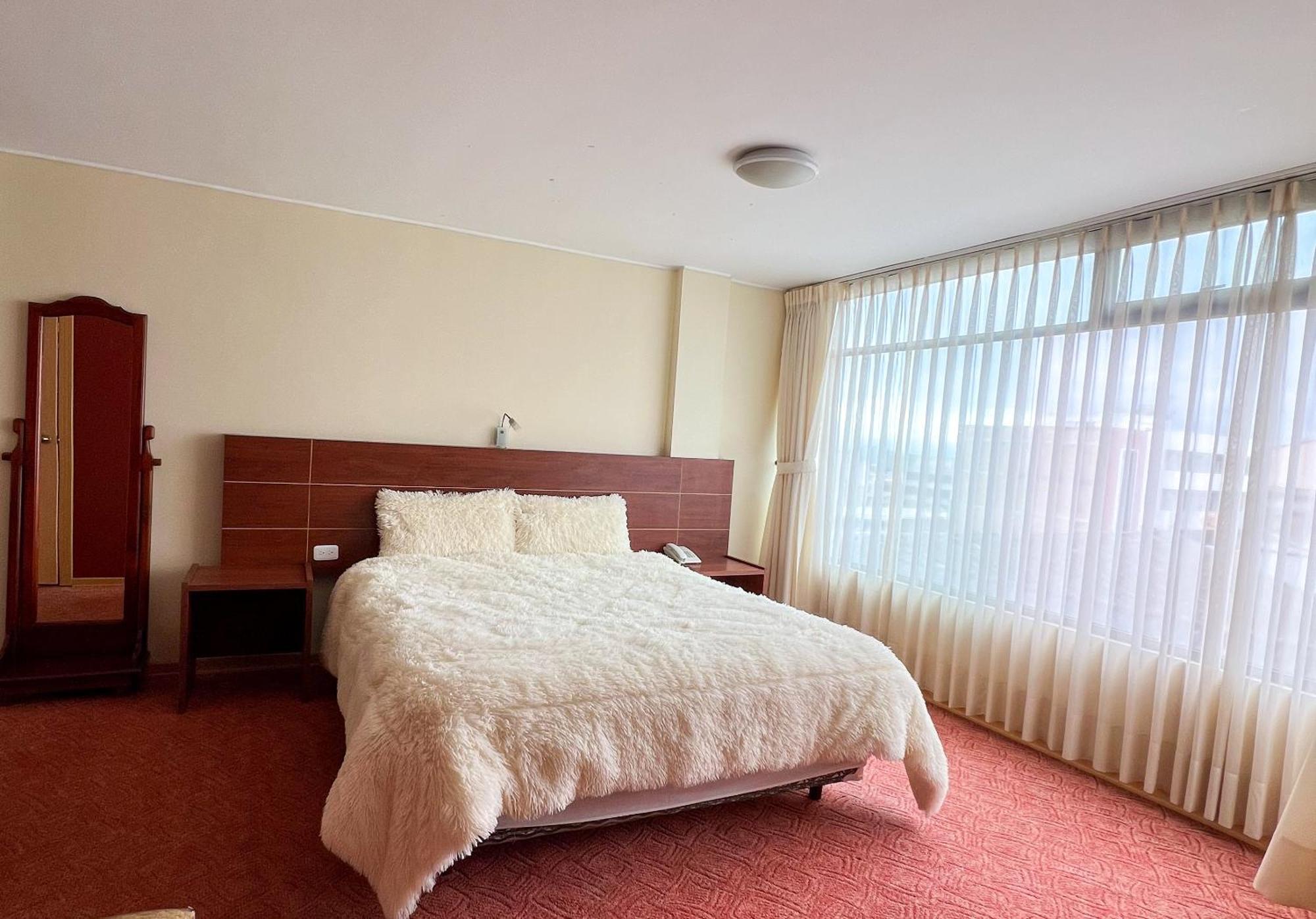 Hotel Flor De Los Andes Tulcan Bagian luar foto