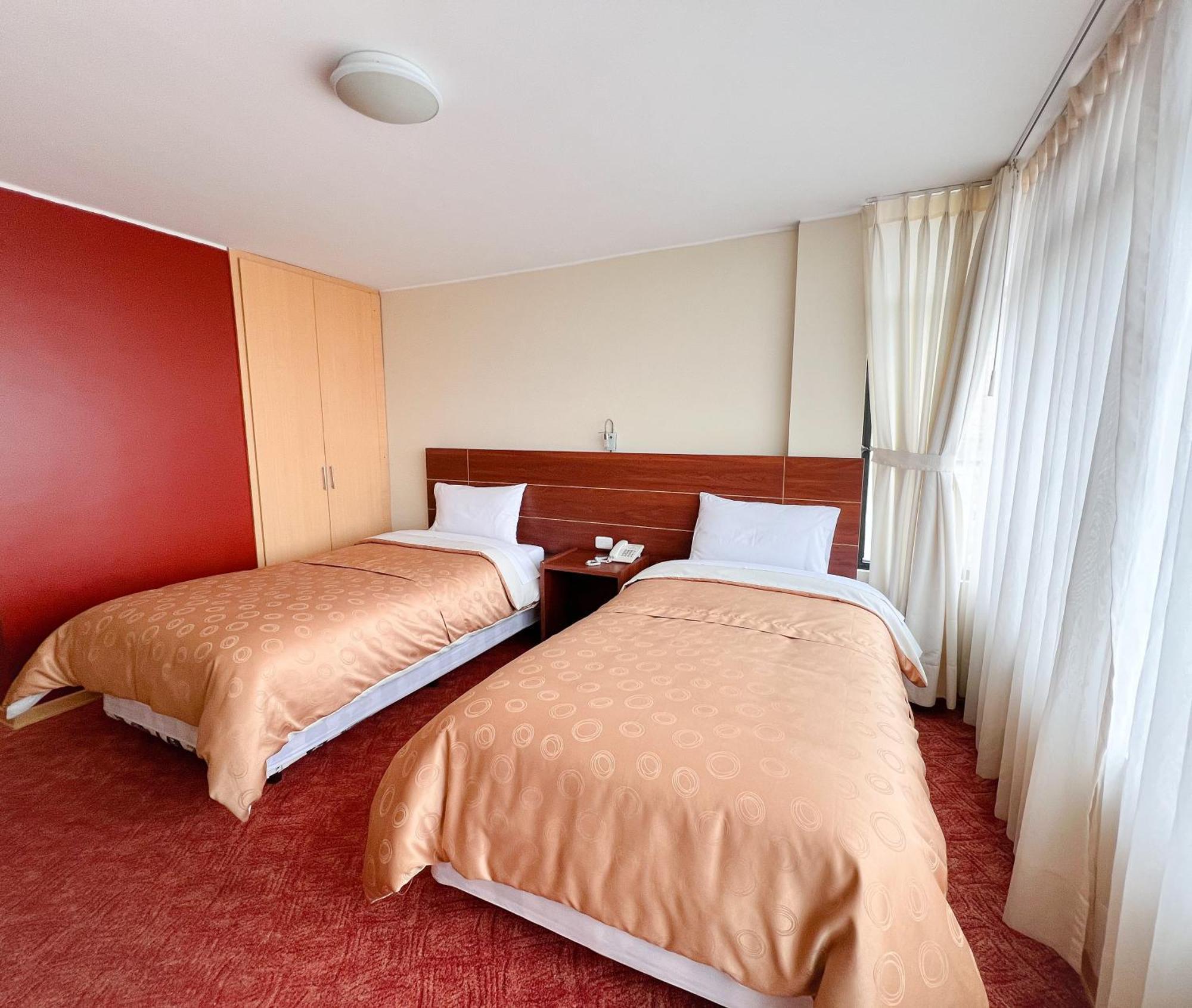 Hotel Flor De Los Andes Tulcan Bagian luar foto